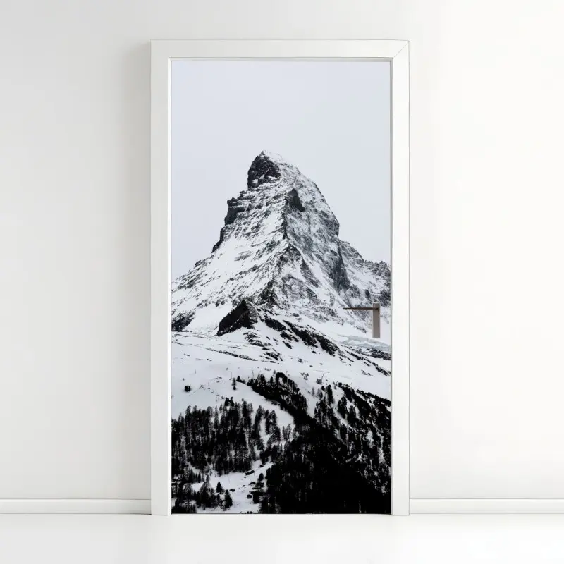 Türaufkleber einsamer schneebedeckter berggipfel