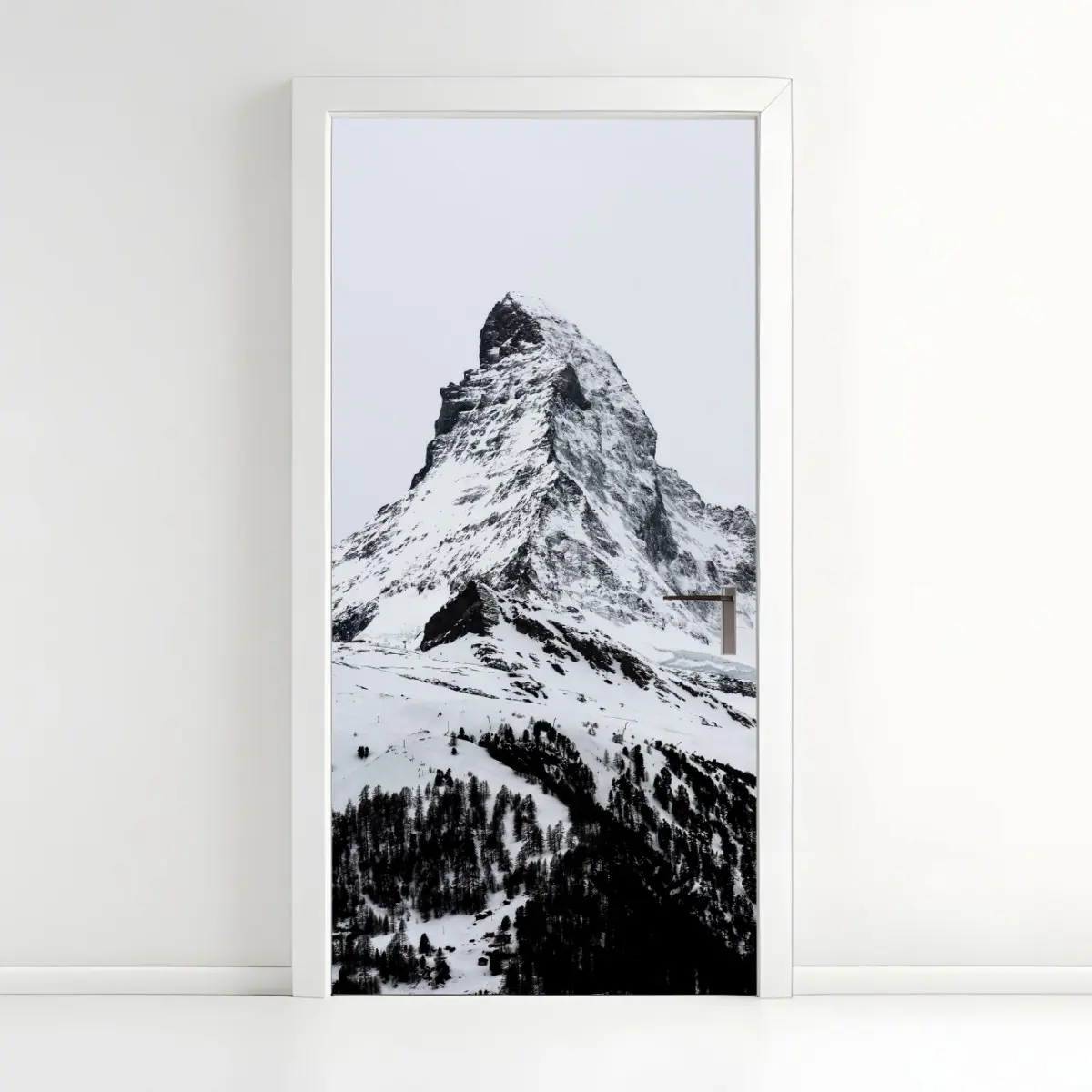Türaufkleber einsamer schneebedeckter berggipfel – Pixers®