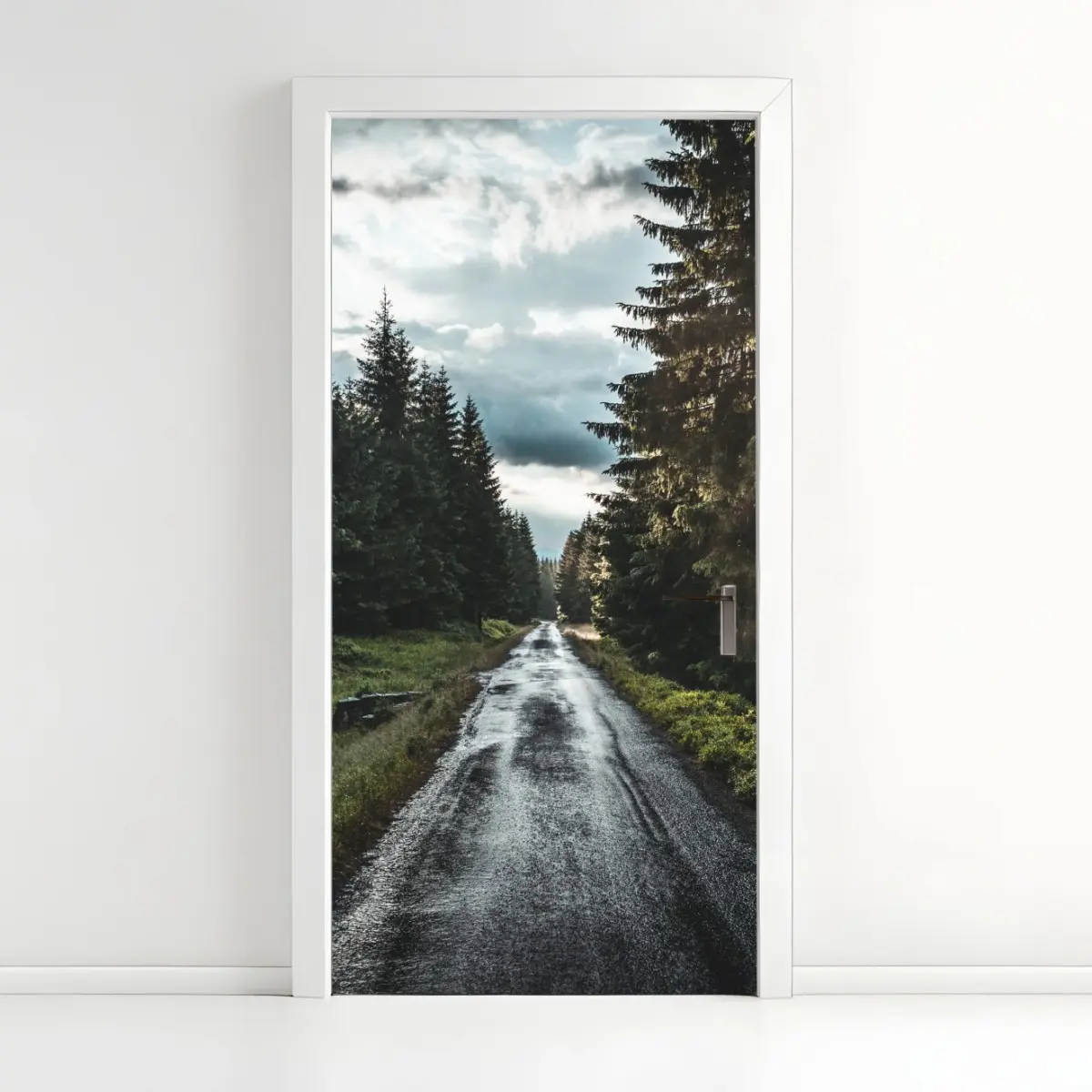 Türaufkleber waldweg durch neblige kiefern – Pixers®