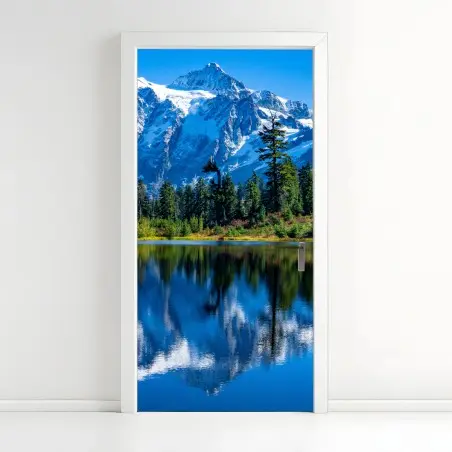 Türaufkleber majestätische bergspiegelung über dem see – Pixers®