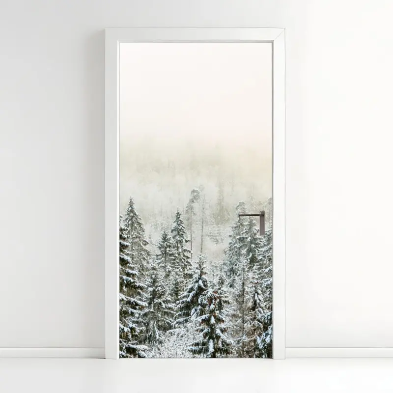 Türaufkleber verschneiter wald im sanften nebel