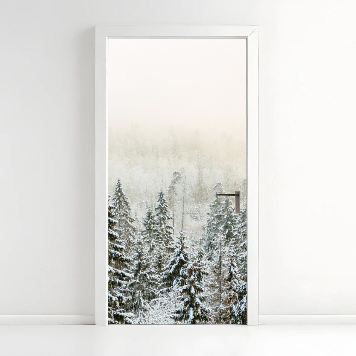 Türaufkleber verschneiter wald im sanften nebel – Pixers®