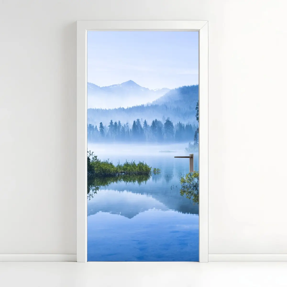 Türaufkleber nebliger bergsee mit spiegelnder oberfläche – Pixers®