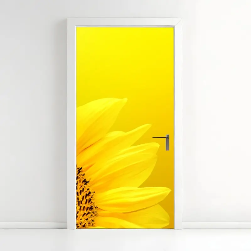 Türaufkleber leuchtende sonnenblume nahaufnahme auf gelbem hintergrund