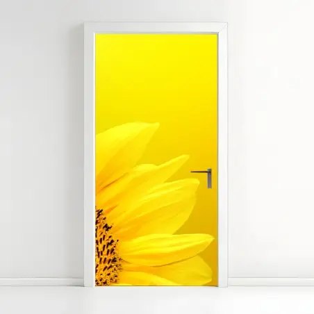 Türaufkleber leuchtende sonnenblume nahaufnahme auf gelbem hintergrund – Pixers®