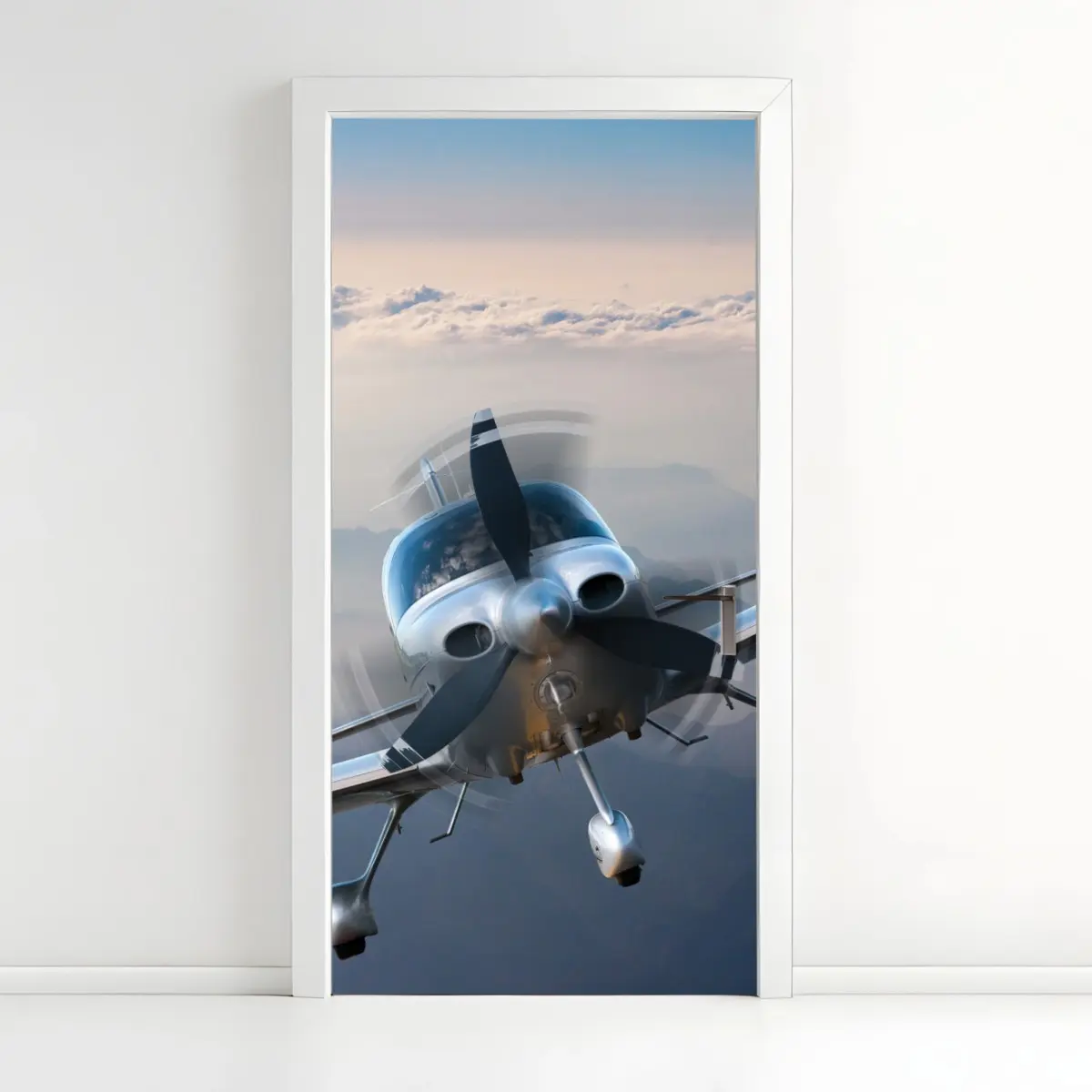 Türaufkleber silbernes propellerflugzeug über nebeligen bergen – Pixers®