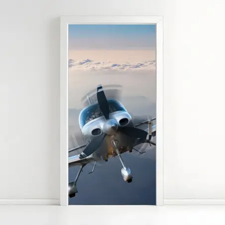 Türaufkleber silbernes propellerflugzeug über nebeligen bergen – Pixers®