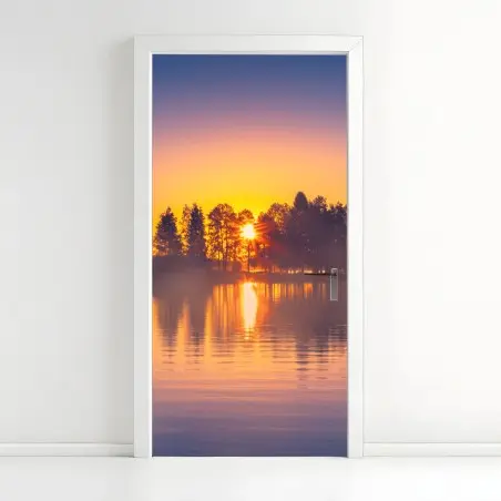 Türaufkleber nebliger sonnuntergang am see – Pixers®