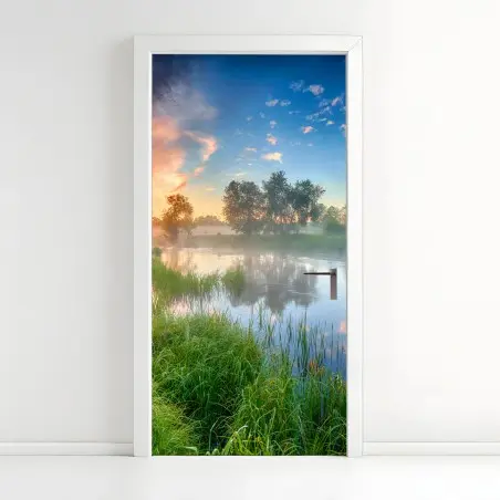 Türaufkleber nebel bei sonnenaufgang am flussufer – Pixers®