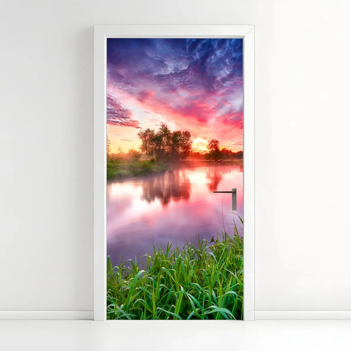 Türaufkleber ruhiger sommer sonnenaufgang am flussufer – Pixers®