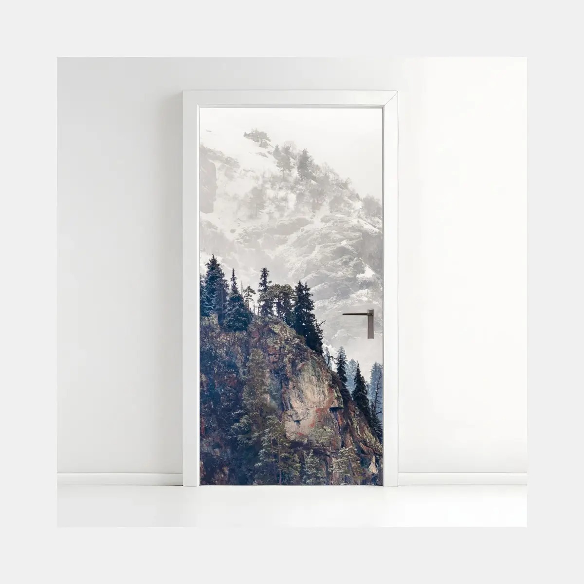 Türaufkleber nebliger berg mit felsklippe und kieferwald – Pixers®