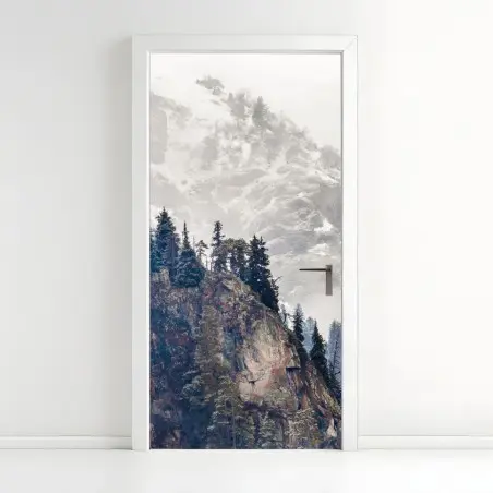 Türaufkleber nebliger berg mit felsklippe und kieferwald – Pixers®