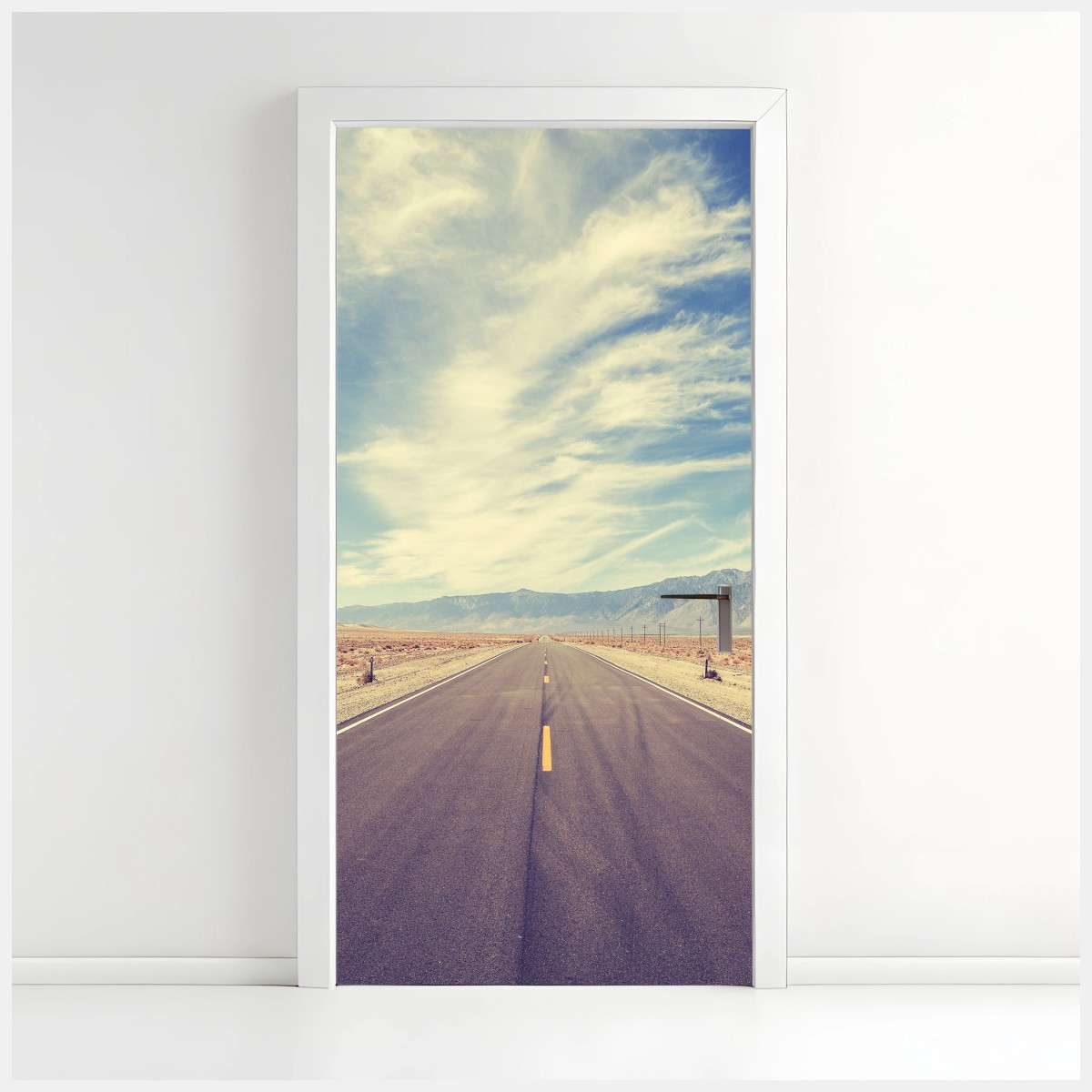 Türaufkleber vintage landstraße unter weitem himmel – Pixers®