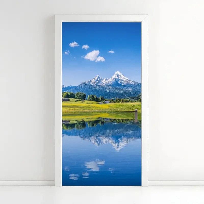 Türaufkleber alpine spiegelung: ruhige berglandschaft