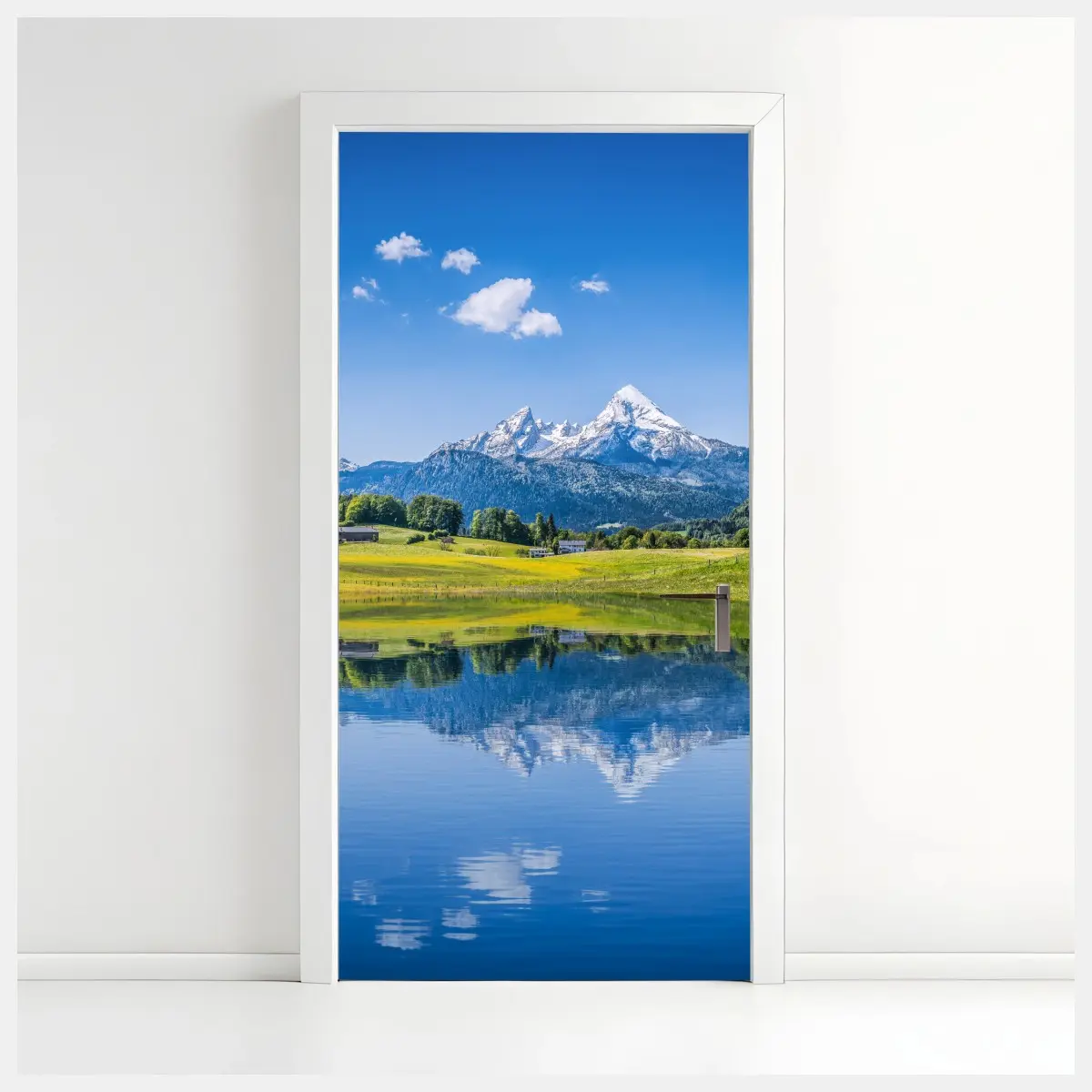 Türaufkleber alpine spiegelung: ruhige berglandschaft – Pixers®