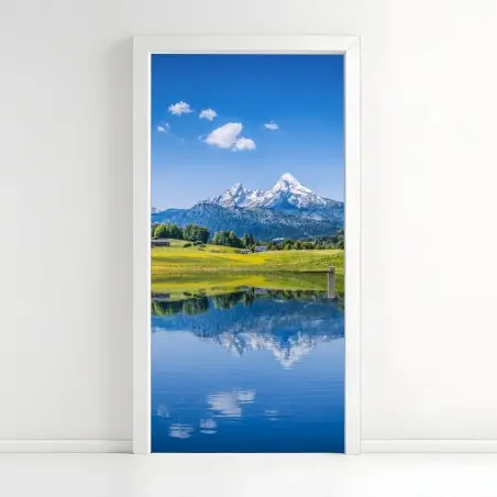 Türaufkleber alpine spiegelung: ruhige berglandschaft – Pixers®