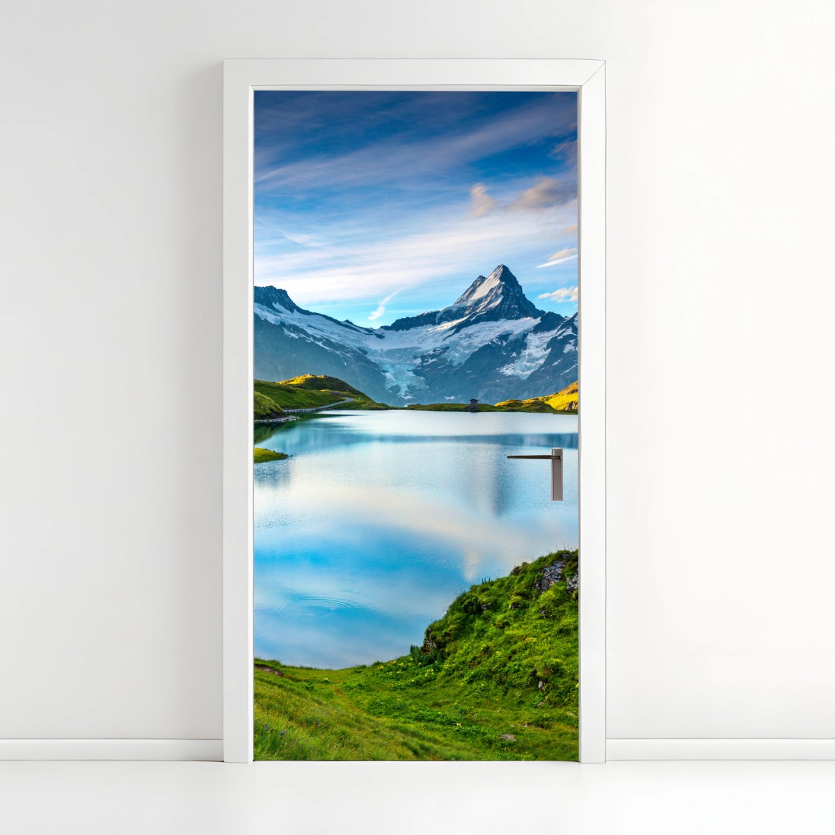 Türaufkleber ruhiger alpensee vor dem Wetterhorn, Schweiz – Pixers®