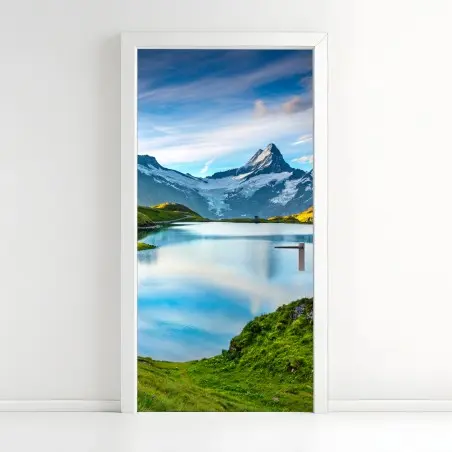 Türaufkleber ruhiger alpensee vor dem Wetterhorn, Schweiz – Pixers®