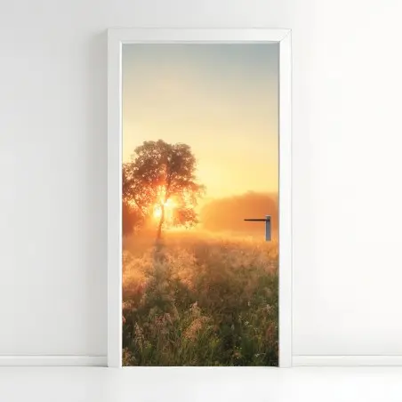 Türaufkleber goldener sonnenaufgang über nebliger wiese – Pixers®