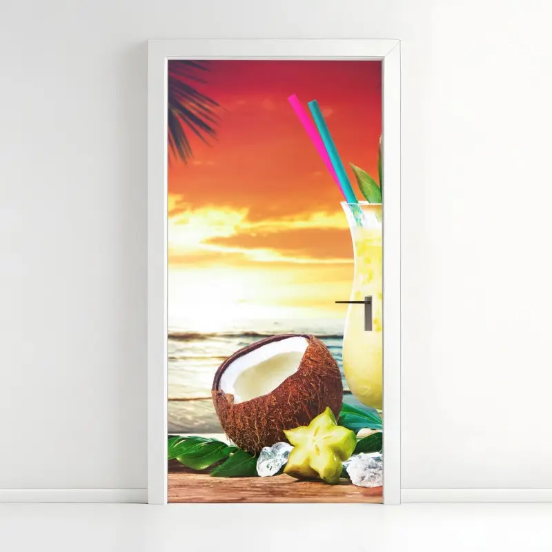 Türaufkleber tropischer kokos-ananas-cocktail am strand bei sonnenuntergang