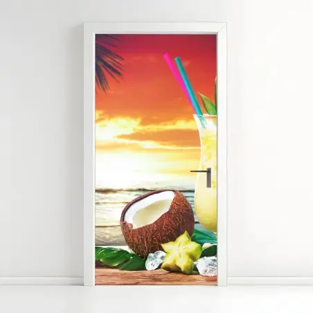 Türaufkleber tropischer kokos-ananas-cocktail am strand bei sonnenuntergang – Pixers®
