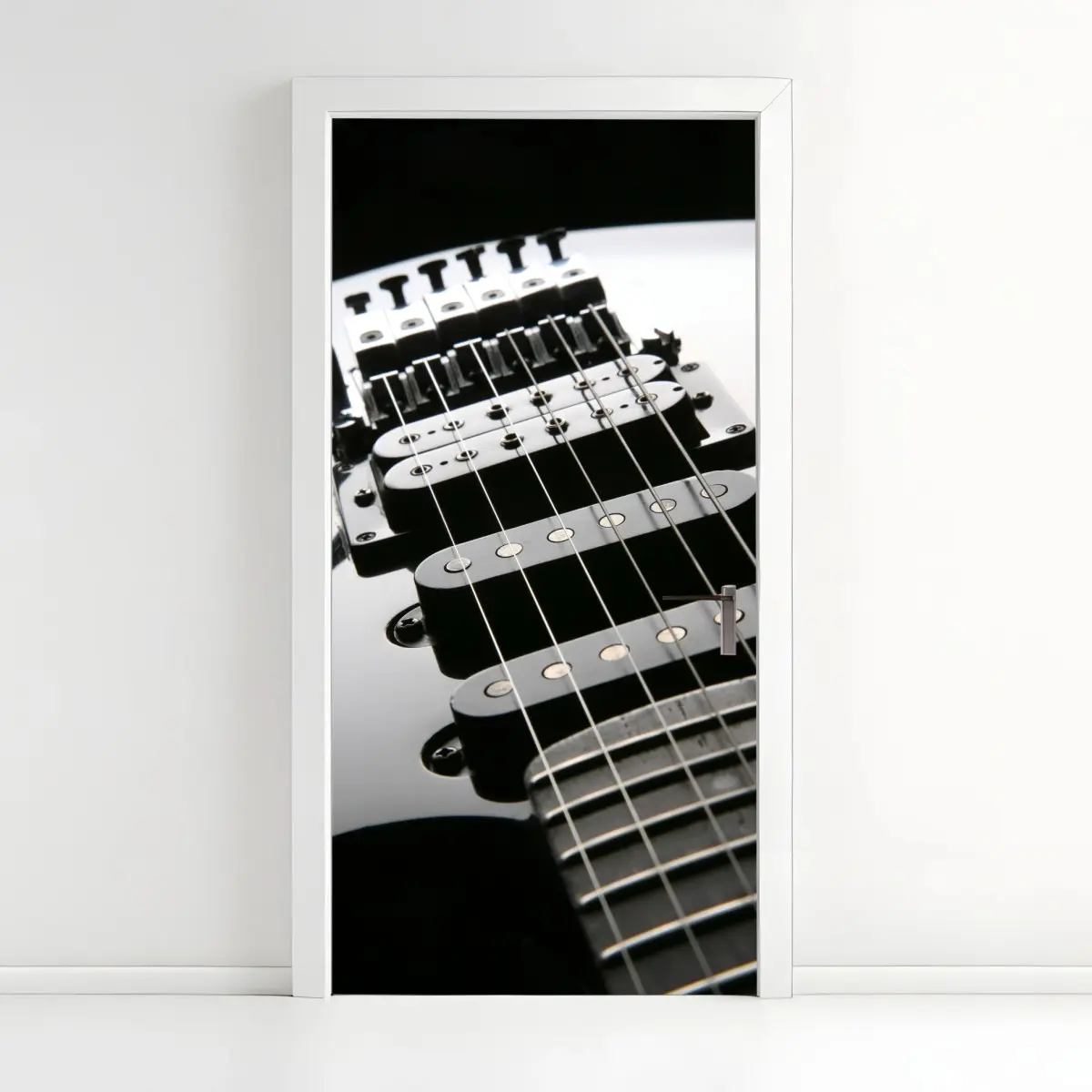 Türaufkleber nahaufnahme einer schwarzen elektrogitarre – Pixers®