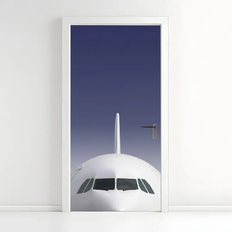 Türaufkleber frontansicht eines flugzeugs vor blauem himmel