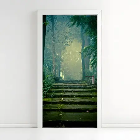 Türaufkleber moosbedeckte steintreppe in den nebligen wald – Pixers®