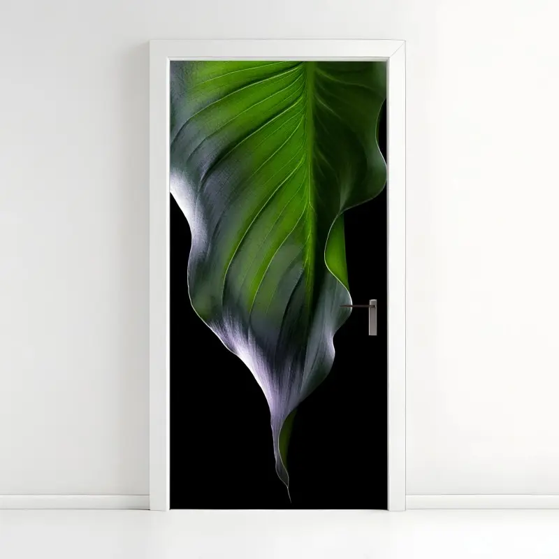 Türaufkleber elegantes grünes blatt auf schwarzem hintergrund