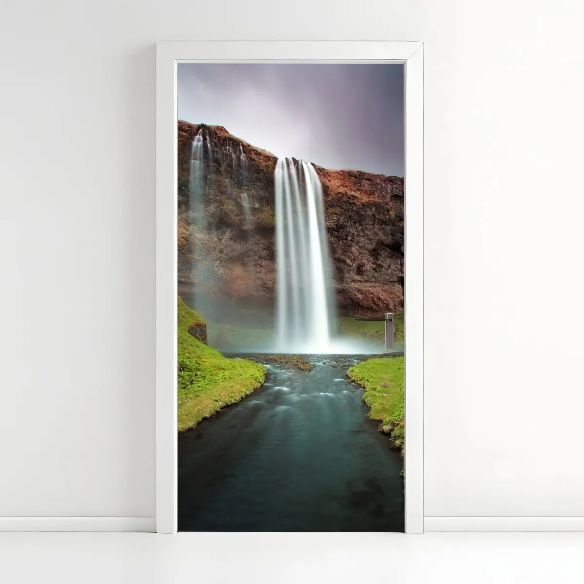 Türaufkleber nebeliger wasserfall im üppigen tal – Pixers®