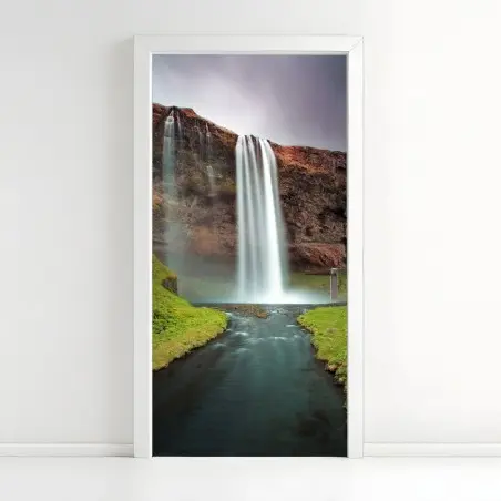 Türaufkleber nebeliger wasserfall im üppigen tal – Pixers®