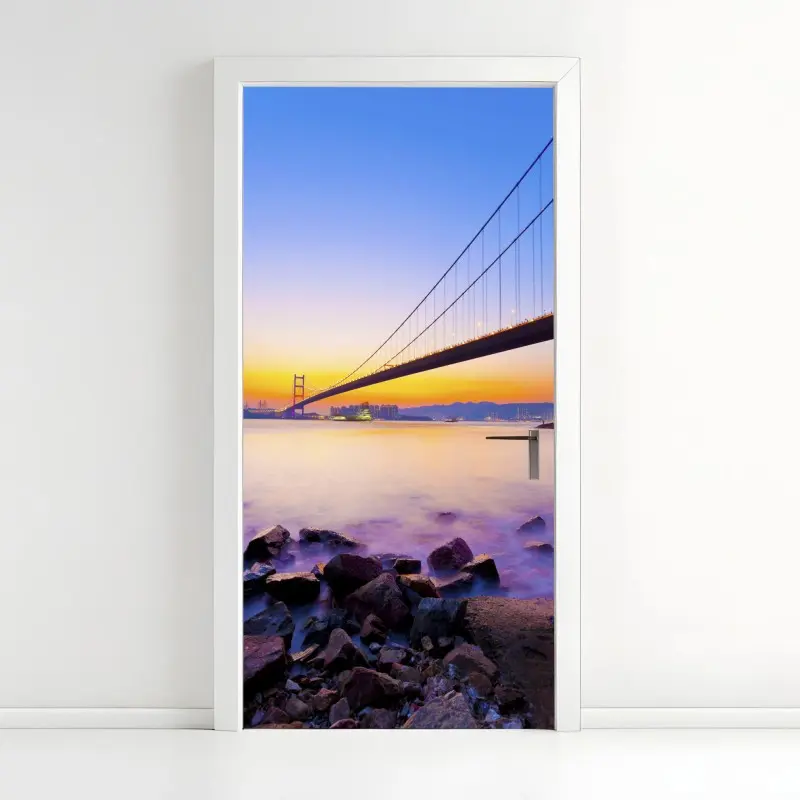 Türaufkleber goldener sonnenuntergang über hängebrücke
