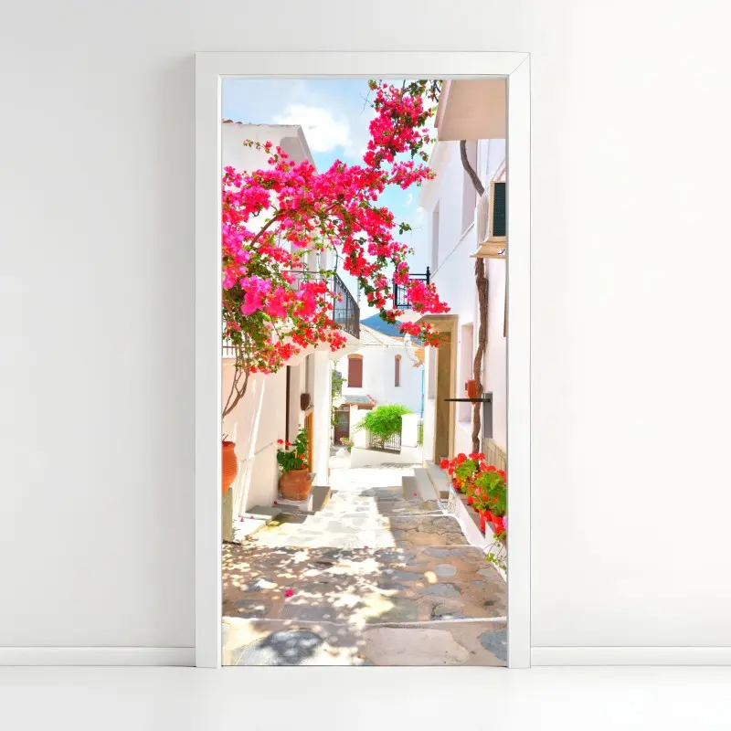 Türaufkleber sonnige mediterrane gasse mit bougainvillea