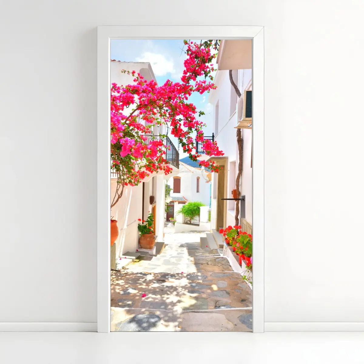 Türaufkleber sonnige mediterrane gasse mit bougainvillea – Pixers®