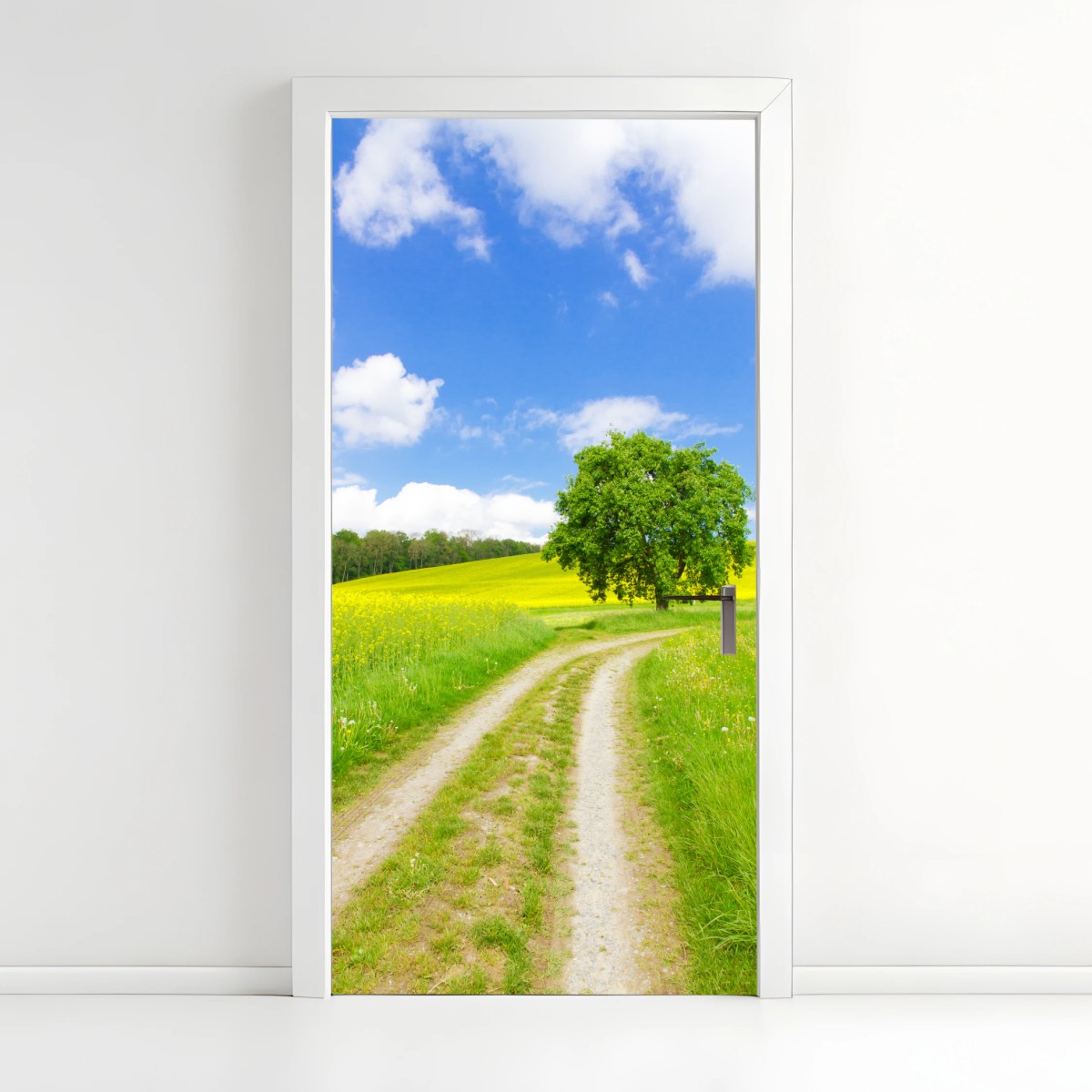 Türaufkleber sonniger feldweg mit einsamem baum – Pixers®