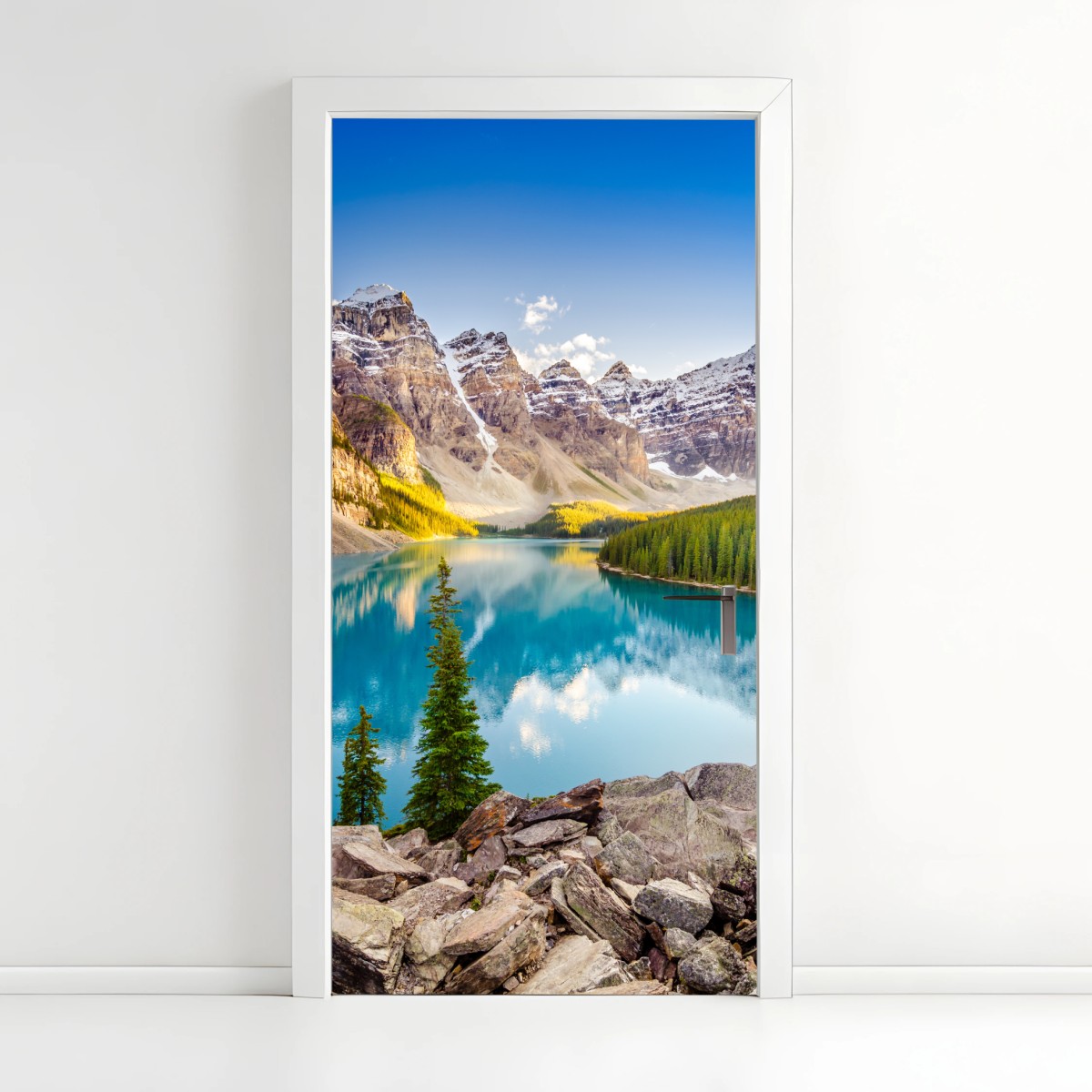 Türaufkleber sonnenbeschienenes Moraine Lake bergpanorama – Pixers®