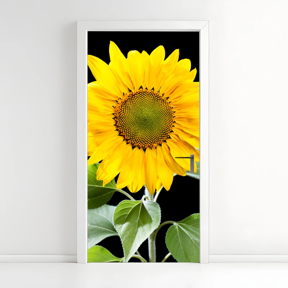 Türaufkleber leuchtende sonnenblume vor schwarzem hintergrund – Pixers®