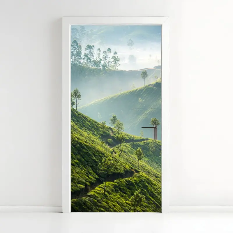 Türaufkleber neblige teeplantagen auf den hügeln von Munnar