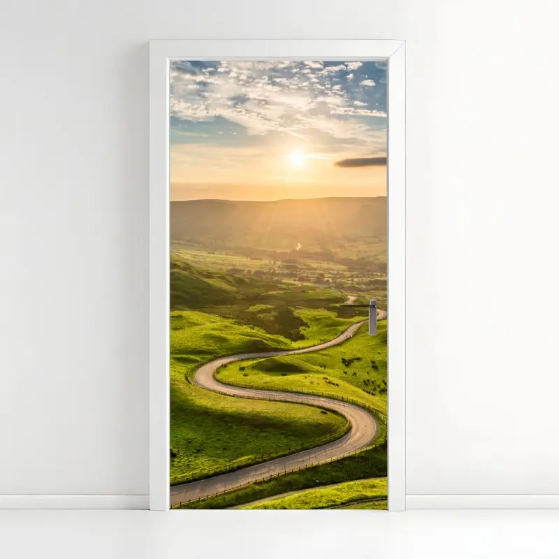 Türaufkleber goldener sonnenuntergang über einer geschwungenen landstraße