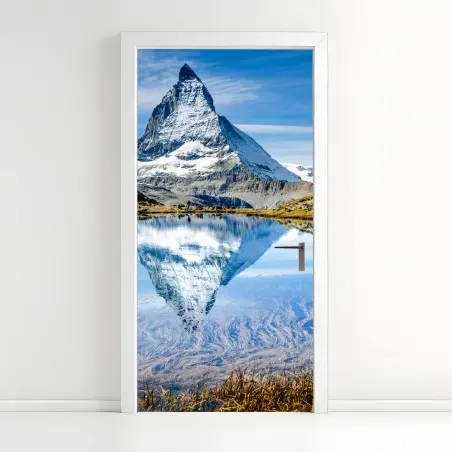 Türaufkleber majestätisches Matterhorn im spiegel eines alpensees – Pixers®