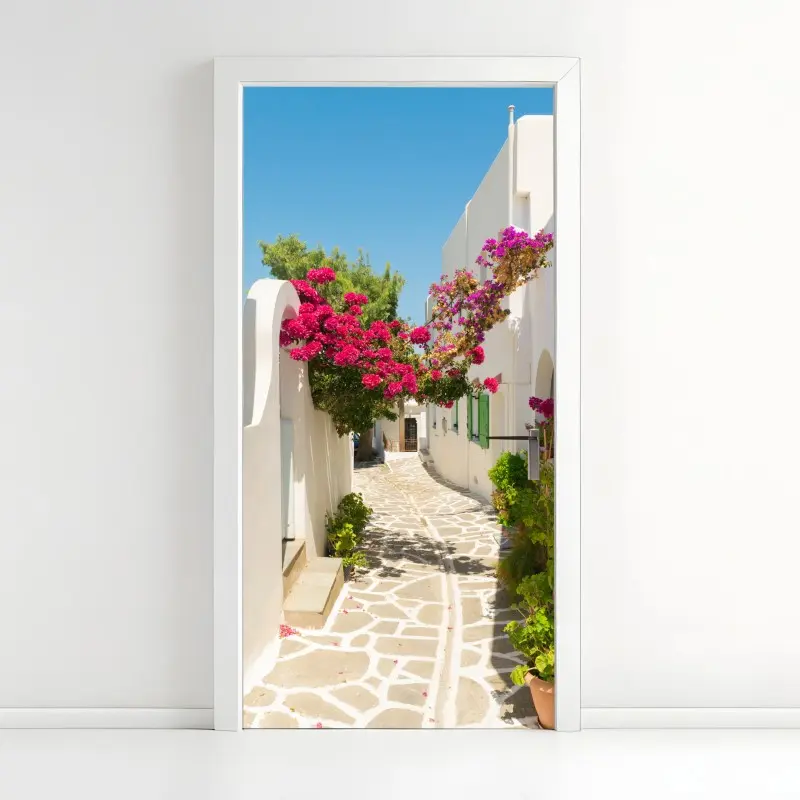 Türaufkleber sonnige mediterrane gasse mit bougainvillea