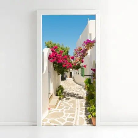 Türaufkleber sonnige mediterrane gasse mit bougainvillea – Pixers®