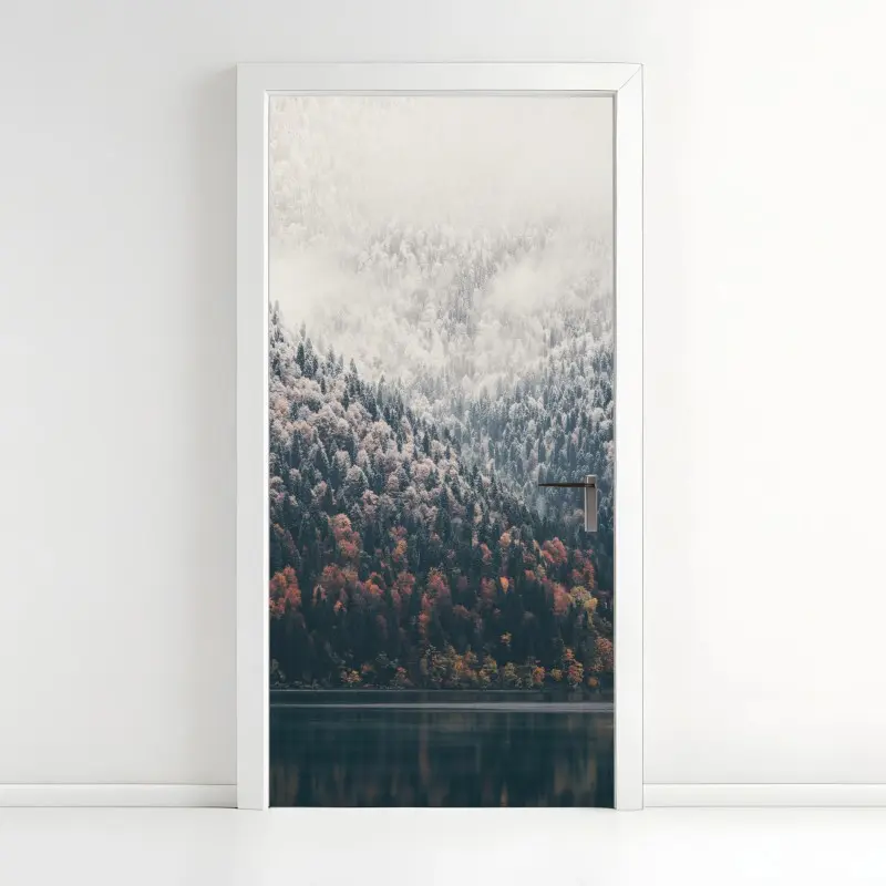 Türaufkleber herbstlicher nebel über bergwald