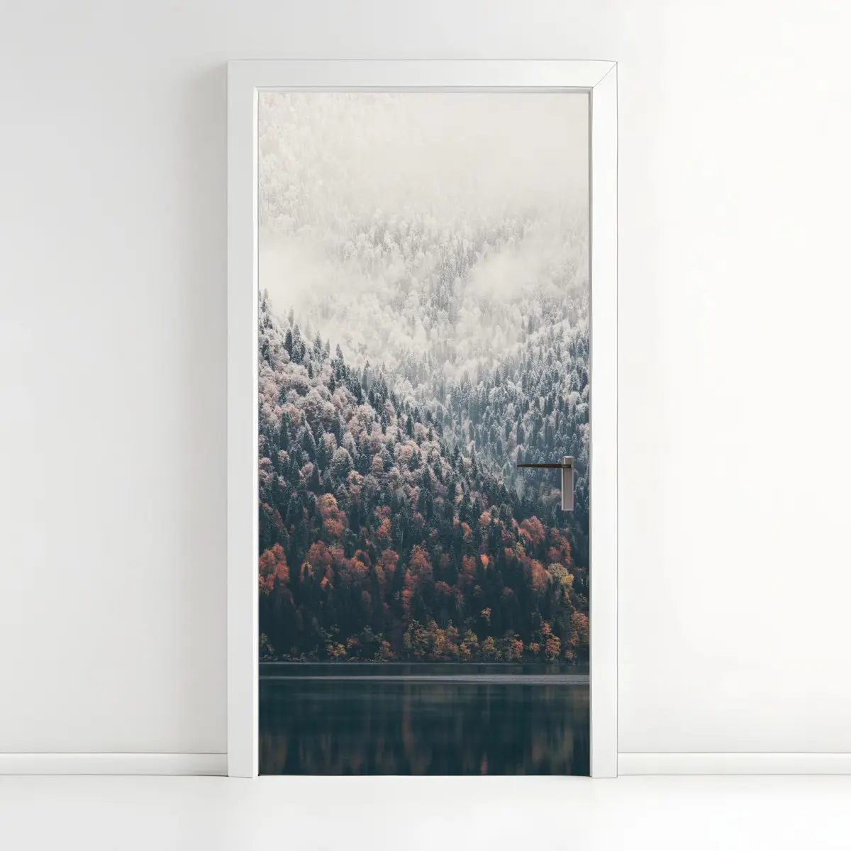Türaufkleber herbstlicher nebel über bergwald – Pixers®