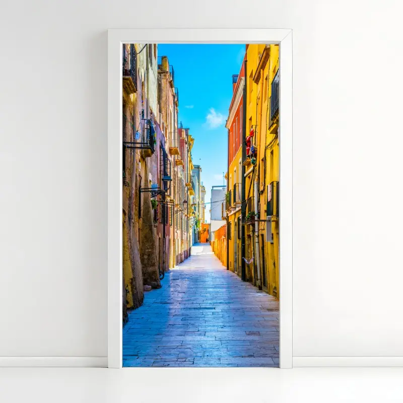 Türaufkleber sonnenbeschienene mediterrane gasse mit bunten fassaden