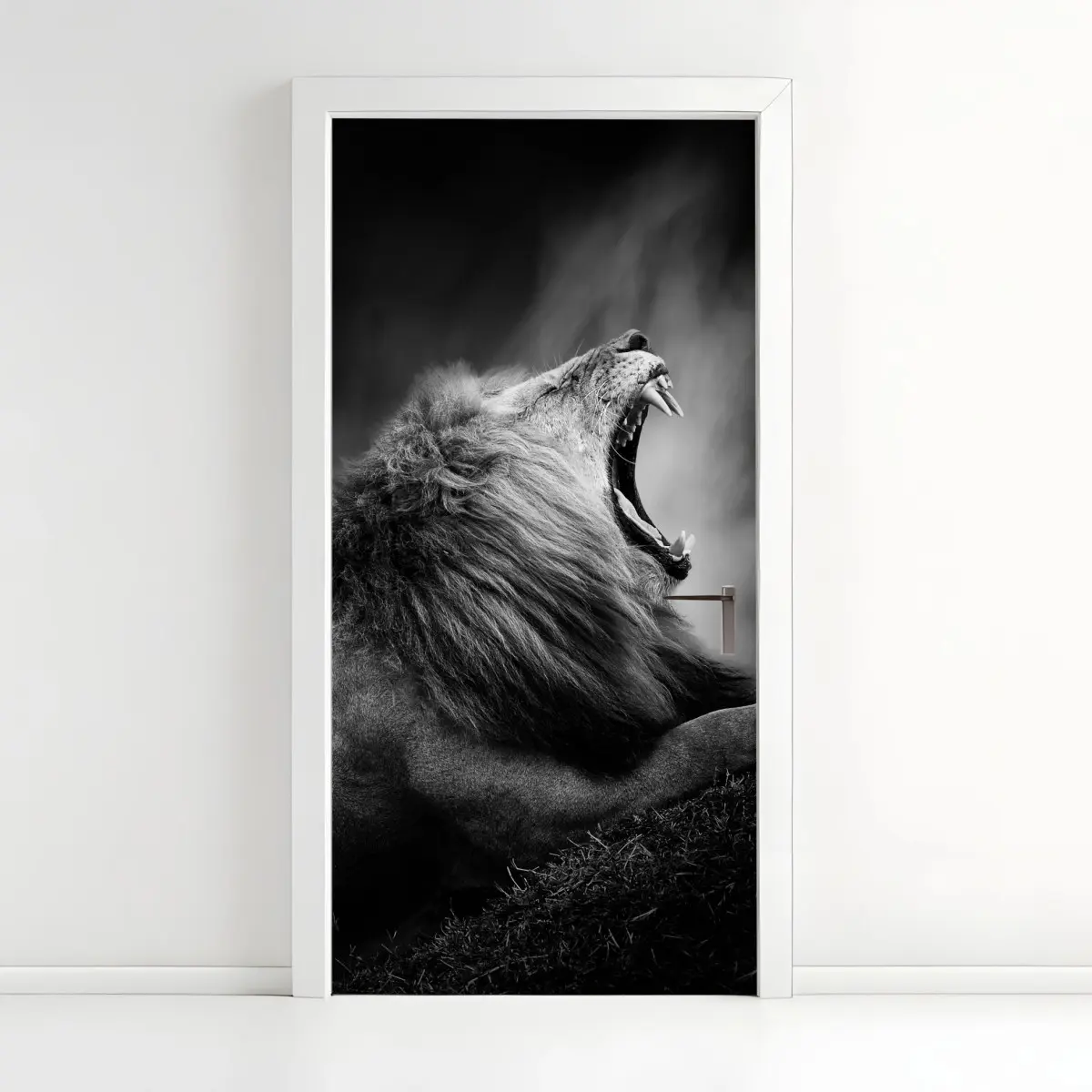 Türaufkleber majestätischer brüllender löwe in monochrom – Pixers®
