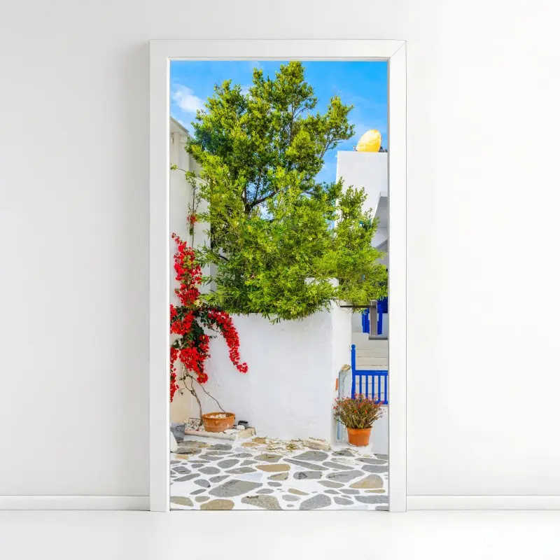 Türaufkleber sonniger mediterraner innenhof mit bougainvillea
