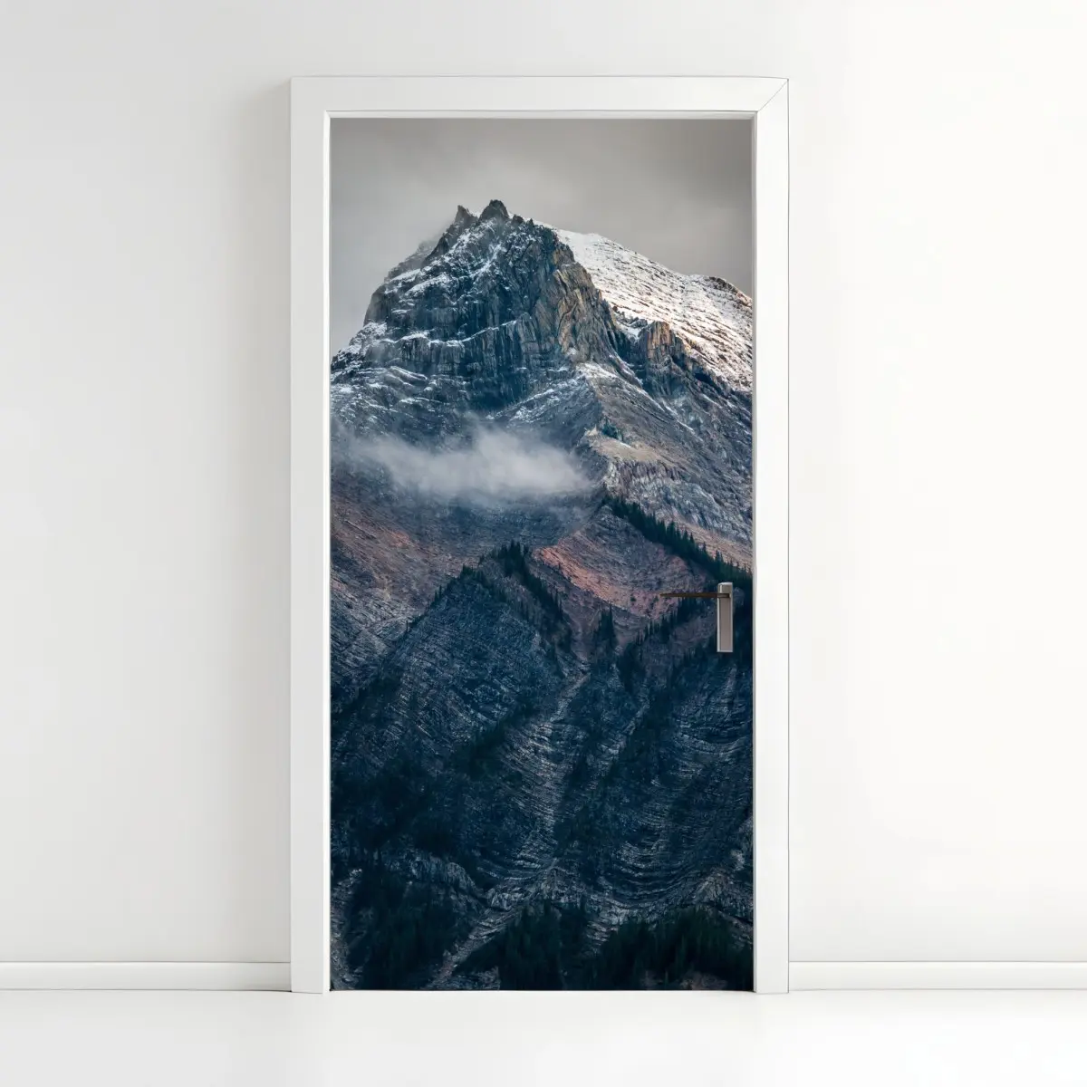 Türaufkleber dramatischer alpiner gipfel im nebel – Pixers®