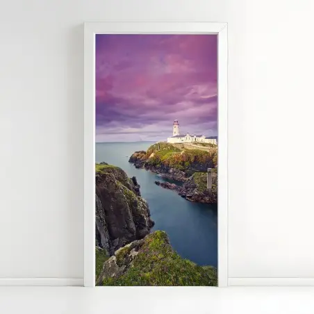 Türaufkleber lila leuchtturm an steiler küste – Pixers®