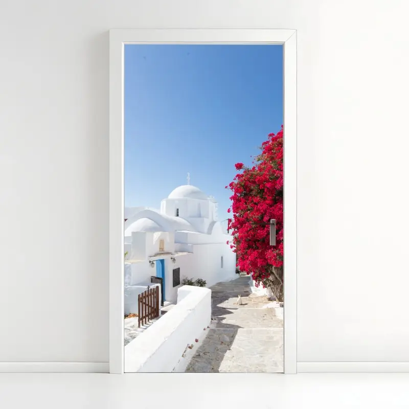 Türaufkleber sonnige gasse auf der insel mit leuchtender buganvillea